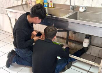 Estudiantes del colegio mejoran las instalaciones sanitarias del Pequeño Cottolengo de Rancagua.