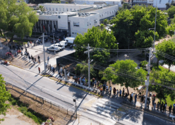 Elecciones 2025: un montón de gente llega a justificar su ausencia en Colina.
