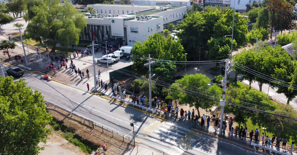 Elecciones 2025: un montón de gente llega a justificar su ausencia en Colina.