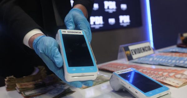 Banda chilena movió más de $4 mil millones con tarjetas clonadas en Estados Unidos.