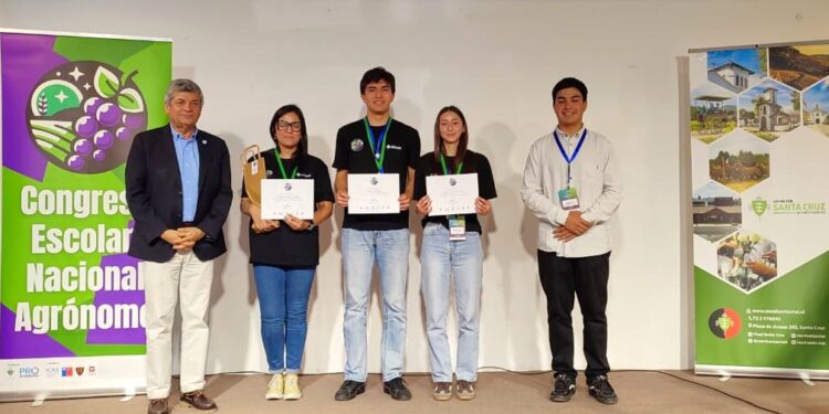 Reafirma su apoyo al talento y la inquietud científica de los jóvenes participantes en el Congreso CENA.