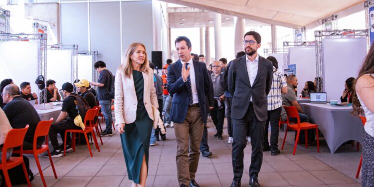 INACAP y CPC encabezan feria de empleo con más de 25 mil vacantes disponibles en todo Chile.