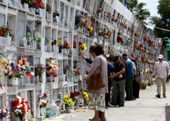 Reencuentro y devoción destacaron en la celebración del Día de Todos los Santos en Curicó.