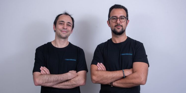 Startup chilena lanza una plataforma para mejorar la visibilidad de marcas en chats de inteligencia artificial.