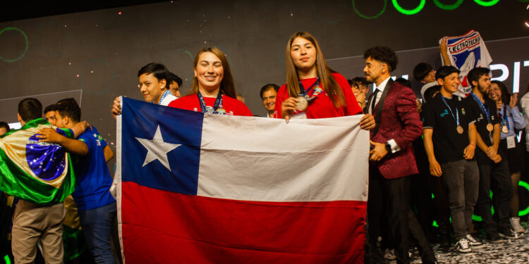 Estudiantes chilenas se llevan la medalla de oro en WorldSkills Américas.