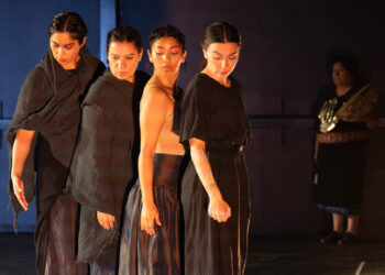 Tributo escénico a las mujeres selknam y mapuche.