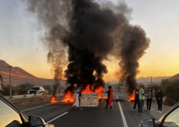 Habitantes de Tiltil levantaron barricadas en la ruta 5 Norte en señal de protesta por la transformación de Punta Peuco en una cárcel común.