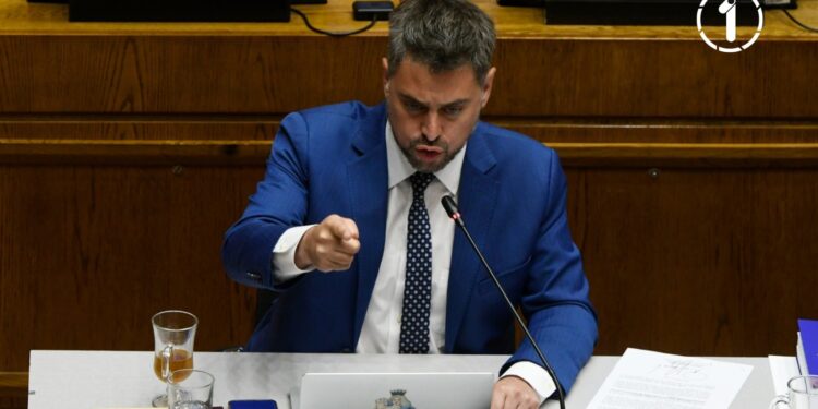 Conflicto político detiene discusión sobre AC contra Ulloa: Manouchehri acusa a Fidel Espinoza de «corrupción».