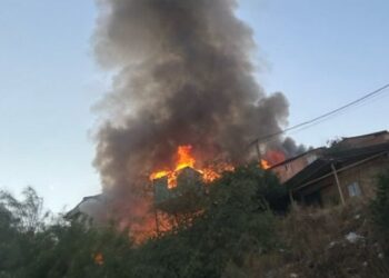 Incendio en el campamento “Nueva Esperanza” de Cerrillos destruyó tres viviendas y dejó a 10 personas damnificadas.