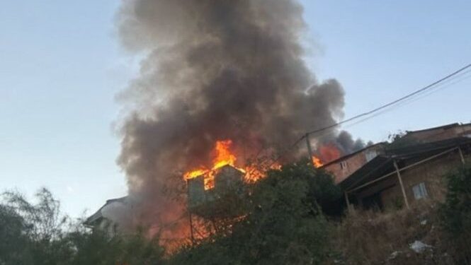 Incendio en el campamento “Nueva Esperanza” de Cerrillos destruyó tres viviendas y dejó a 10 personas damnificadas.
