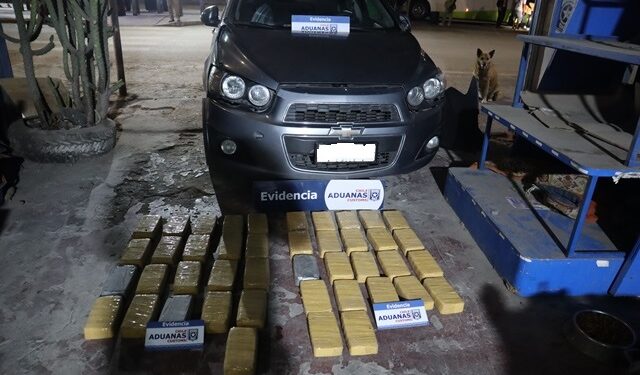 Capturan intento de contrabando de 44 kilos de pasta base de Iquique a Santiago.