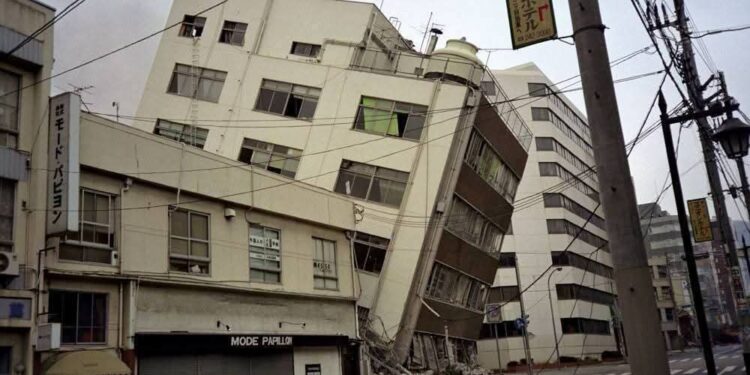 Al menos ocho fallecidos y más de 300 heridos tras un sismo de magnitud 5.5 en Bangladesh.