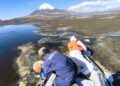 Aumentan los esfuerzos para extraer el aceite derramado en el lago Chungará tras el accidente en la ruta 11-CH en la región de Arica y Parinacota.