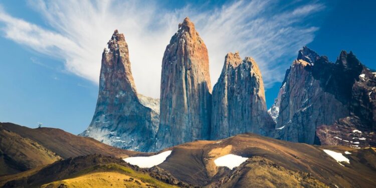 Tragedia en Torres del Paine: Un turista fallecido, otro desaparecido y un evacuado en condiciones climáticas difíciles.