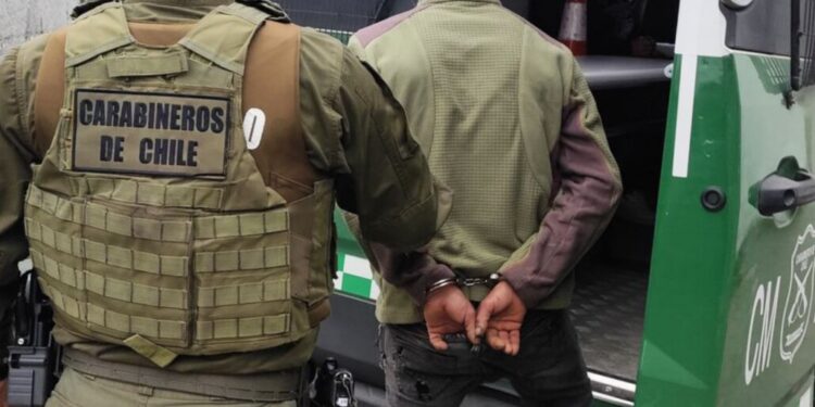 Detienen a tres individuos en Los Ángeles; uno de ellos era buscado por manejar ebrio y robo.