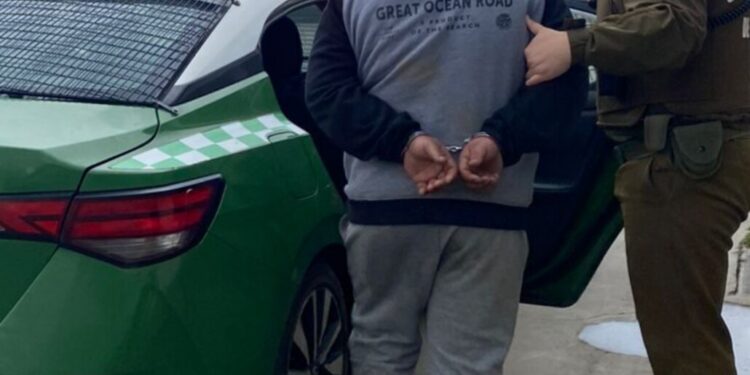 Hombre propina una violenta golpiza a su pareja dentro de un departamento en Los Ángeles.