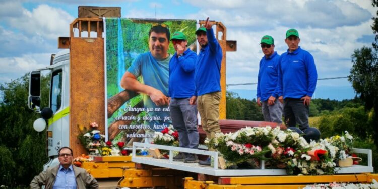 La conmovedora despedida al camionero de Los Ángeles que falleció tras el vuelco de su camión en Nacimiento.