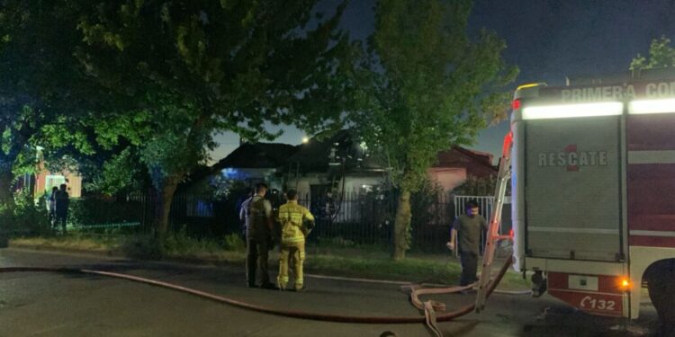 Un incendio impactó una casa en Los Ángeles.
