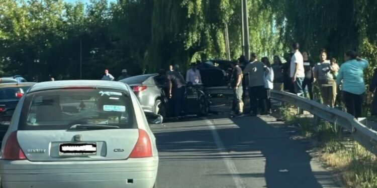 Trágica colisión en concurrida ruta turística de Molina resulta en tres fallecidos.