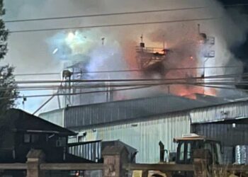 Fuerte explosión impacta a una empresa en el norte de Los Ángeles.