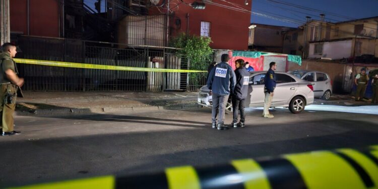 Mujer es asesinada a tiros con más de 30 impactos mientras se encontraba en su vehículo en Quilicura.