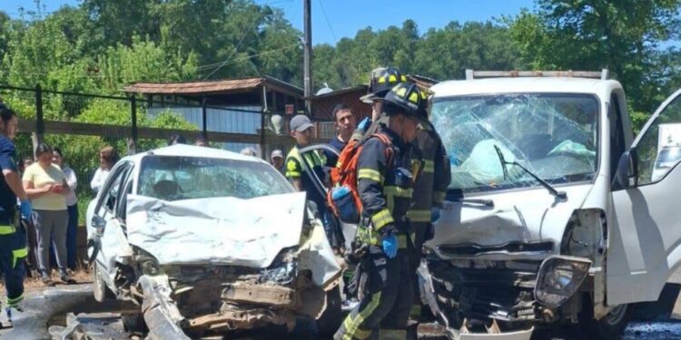Fallece una persona y dos más resultan heridas tras violenta colisión en Padre Las Casas.