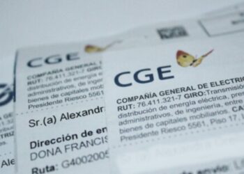 Vecina se enfrenta a un exorbitante cobro de luz y lleva su caso a la justicia en Melipilla: su factura subió de $10 mil a $1 millón.