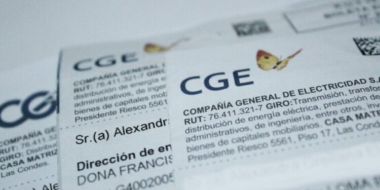 Vecina se enfrenta a un exorbitante cobro de luz y lleva su caso a la justicia en Melipilla: su factura subió de $10 mil a $1 millón.