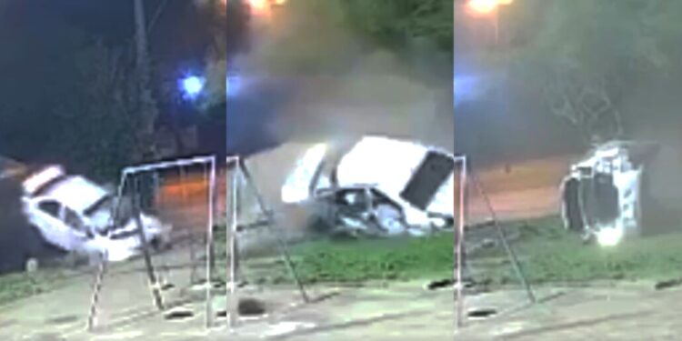 Conductor de 33 años fallece tras violento choque contra una vivienda y una plazoleta en La Pintana.