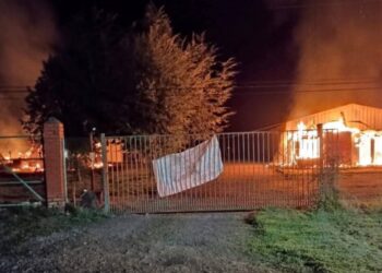 Atentado incendiario en la Macrozona Sur provoca pérdidas millonarias: destrucción de casa patronal y bodega con maquinaria.