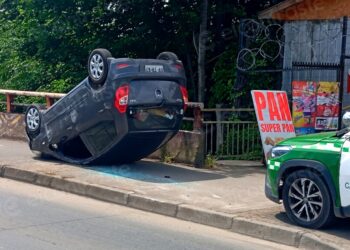 Accidente provoca un automóvil volcado cerca del puente Paillihue en Los Ángeles.