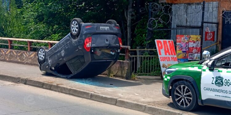 Accidente provoca un automóvil volcado cerca del puente Paillihue en Los Ángeles.