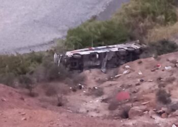 Casi 40 personas fallecieron y varios resultaron heridas tras la caída de un bus interprovincial en un barranco en Perú.