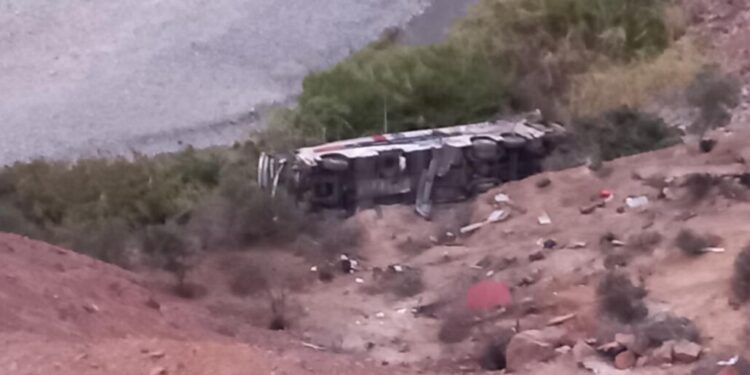 Casi 40 personas fallecieron y varios resultaron heridas tras la caída de un bus interprovincial en un barranco en Perú.