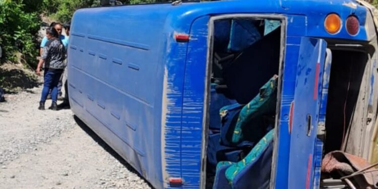 Accidente de bus causa numerosos heridos en ruta rural de Panguipulli.