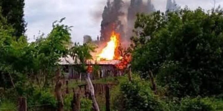 Incendio arrasa con una vivienda en Los Ángeles y deja a una persona herida: Vecinos de Chacayal lanzan campaña de apoyo.