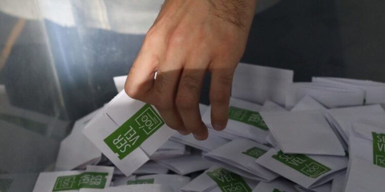 Trece partidos estarían a un paso de disolverse por no lograr el mínimo legal en la elección de diputados.