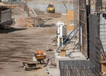 La Contraloría informa sobre 18 proyectos paralizados en el Biobío y alerta sobre importantes sumas sin recontratación en el país.