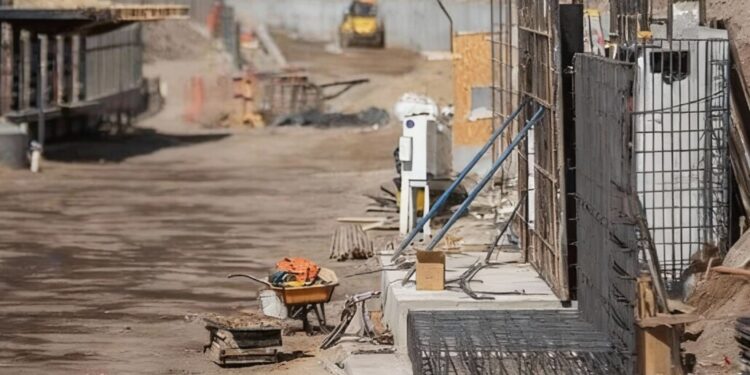 La Contraloría informa sobre 18 proyectos paralizados en el Biobío y alerta sobre importantes sumas sin recontratación en el país.