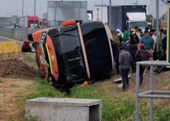 Accidente de bus con trabajadores causa múltiples heridos en la Ruta 5 Sur.