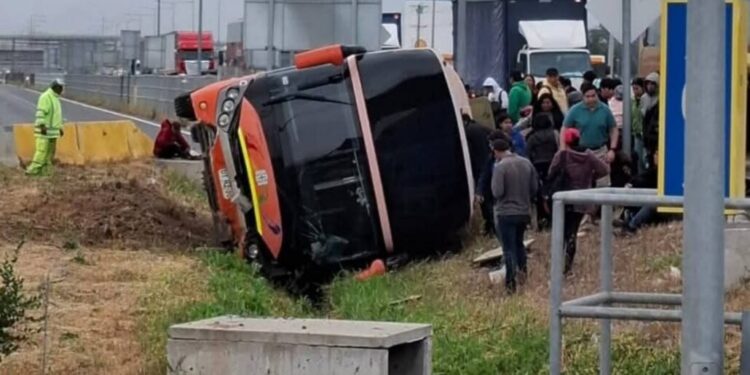 Accidente de bus con trabajadores causa múltiples heridos en la Ruta 5 Sur.