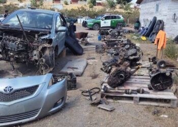 Descubren una desarmaduría clandestina en Tucapel: hallan un auto robado y diversas piezas.