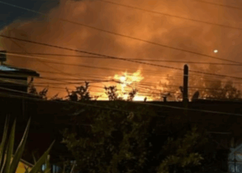 Incendio en varias viviendas en Lo Espejo deja un hombre fallecido al quedar atrapado.
