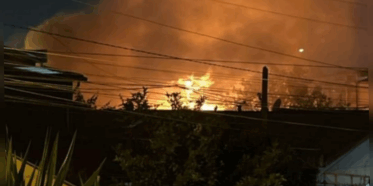 Incendio en varias viviendas en Lo Espejo deja un hombre fallecido al quedar atrapado.
