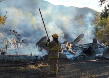 Incendio consume una casa en el área rural de Antuco.