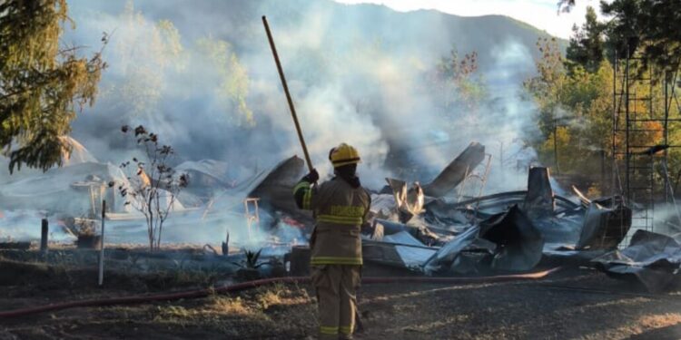 Incendio consume una casa en el área rural de Antuco.