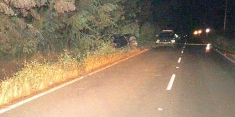 Hombre fallece al chocar a alta velocidad contra una acequia en Ñiquén.