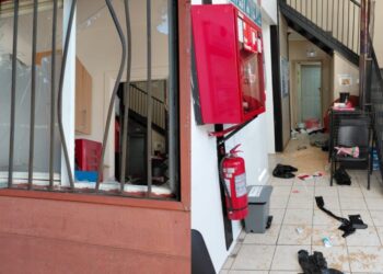 Centro de salud en el sector sur de Los Ángeles sufrió importantes daños tras un robo.