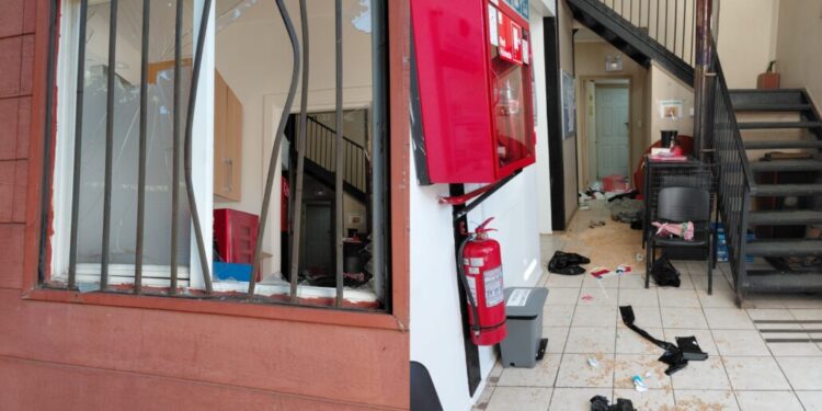 Centro de salud en el sector sur de Los Ángeles sufrió importantes daños tras un robo.