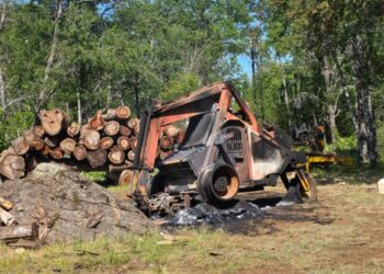 Incendio en faena forestal de Santa Bárbara deja maquinaria destruida.